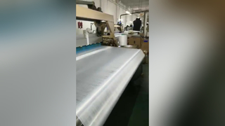 Geweven stof van ruwe vezels uitgelegd